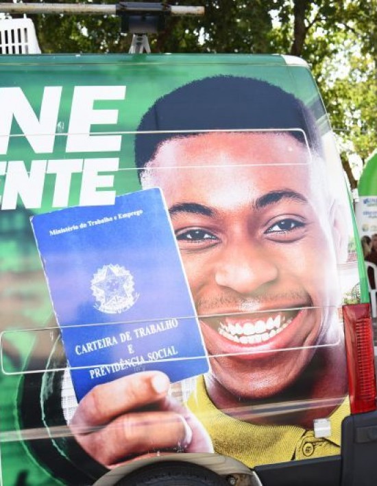 Sine da Gente: van leva atendimento aos moradores do bairro Altos da Glória