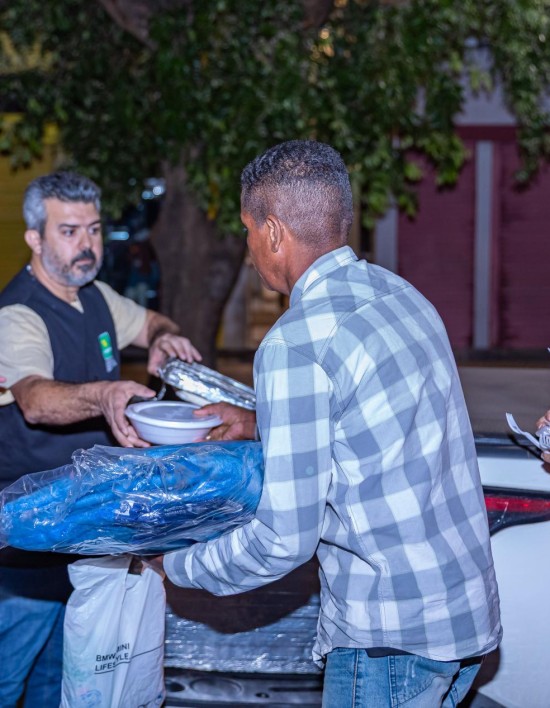 Prefeitura entrega mais de mil cobertores e marmitas em três dias