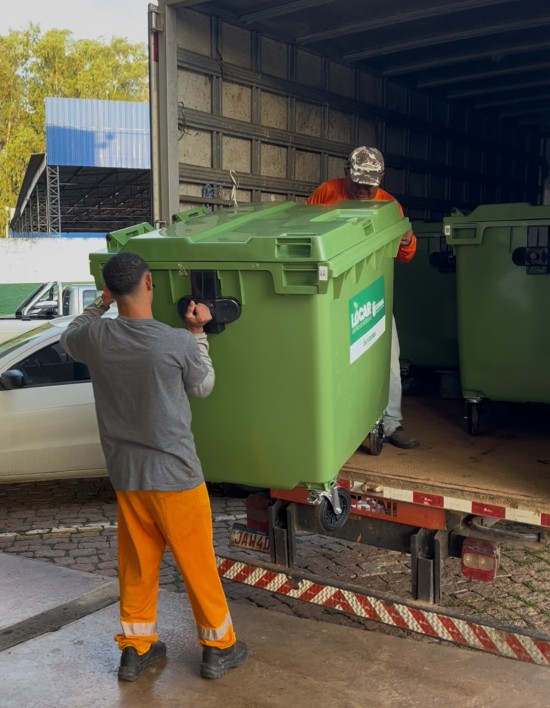 Prefeitura recebe contêineres para reforçar destinação correta de resíduos em Cuiabá