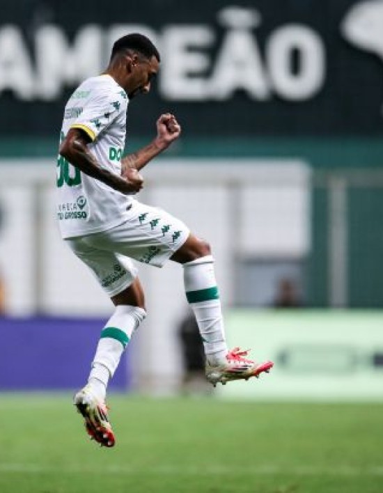 Com dois de Mateusinho, Cuiabá vence e volta ao G4
