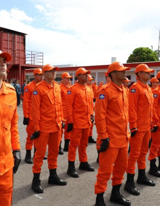 Corpo de Bombeiros de MT adere ao padrão internacional e adota fardamento laranja