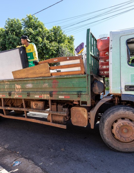 Prefeitura percorre 15 bairros com operação Cata-treco esta semana