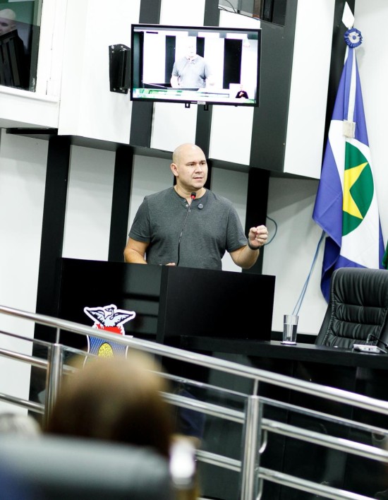 Prefeito debate acolhimento de crianças vítimas de violência na Câmara