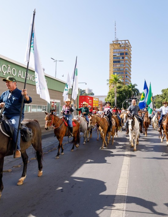 Cavalgada da Expoagro tem participação histórica do prefeito da capital