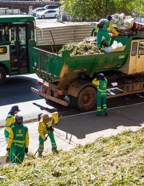 Prefeitura de Cuiabá faz grande operação de limpeza e iluminação no Morro da Luz