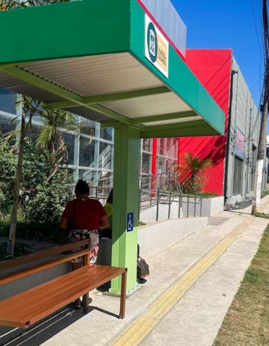 Prefeitura instala novos abrigos de ônibus para maior conforto aos passageiros