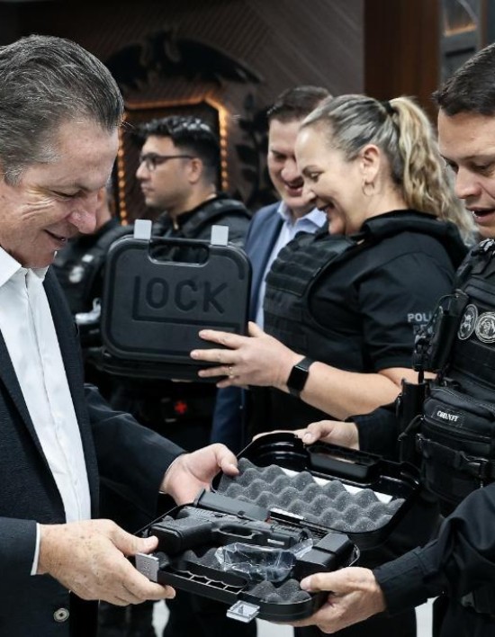 Governo do Estado entrega 1.950 pistolas Glocks a policiais penais de Mato Grosso