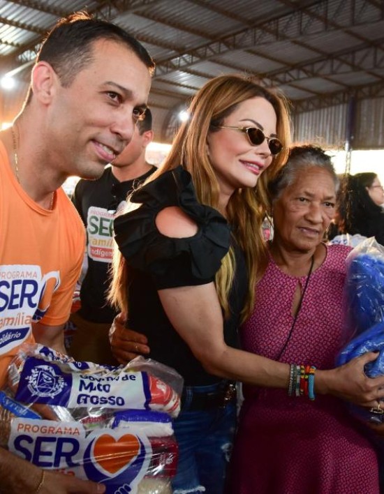 Primeira-dama de MT entrega cestas de alimentos, cobertores e brinquedos durante Mutirão da Cidadania em Cuiabá