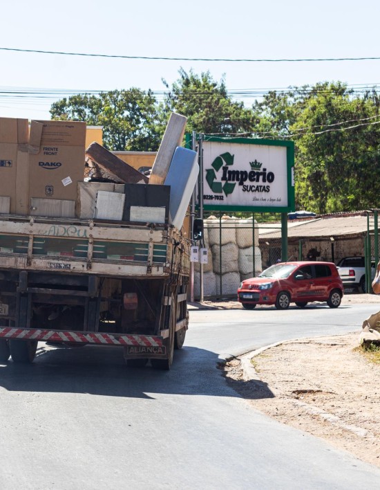 Limpurb intensifica ações contra descarte irregular com Cata-treco em 22 bairros nesta semana
