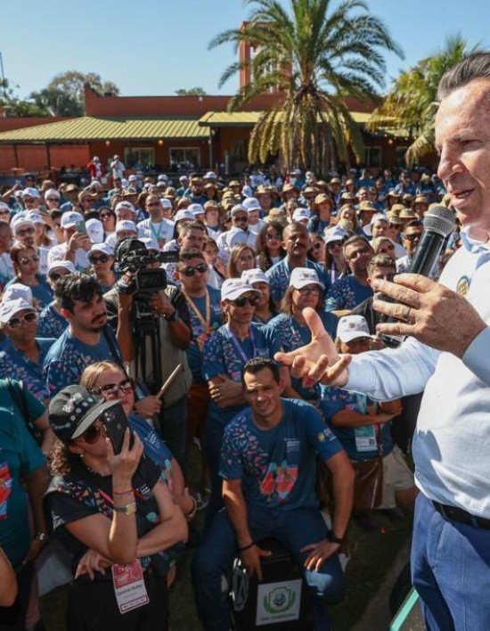 Governador anuncia novo extra por resultado a professores e coordenadores