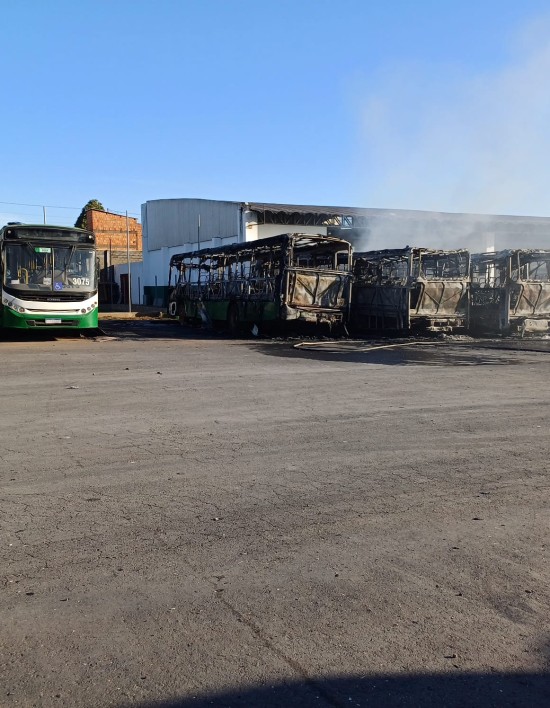 População não será afetada após incêndio atingir seis ônibus da Caribus em Cuiabá