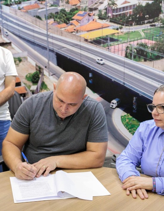 Lei sancionada pelo prefeito institui selo Cuiabá Protege Mulheres