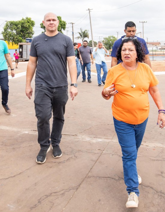 Prefeito, secretário e vereadora visitam obras da Praça do Pedra 90