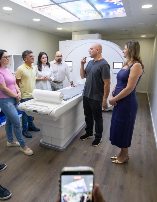 Prefeito entrega aparelho de ressonância e Cuiabá dobra capacidade de exames