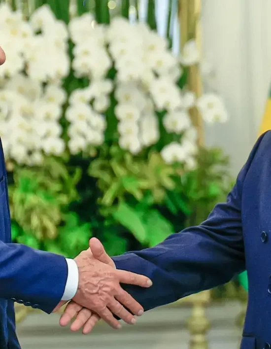 Brasil e Indonésia firmam acordos; Lula confirma candidatura em 2026