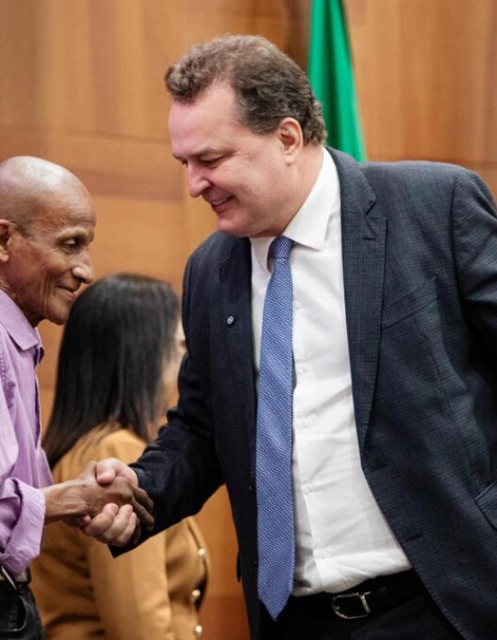 Presidente Max Russi homenageia servidores públicos da ALMT
