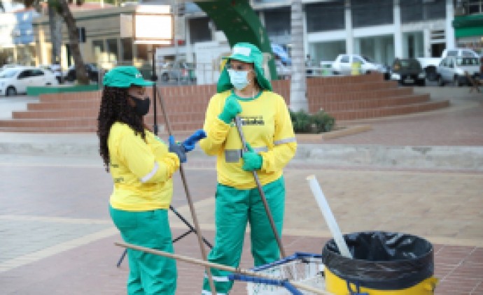 Dia do Gari: Primeira-dama DE CUIABÁ MÁRCIA PINHEIRO veste uniforme, quebra paradigma e conhece rotina de trabalho dos profissionais de limpeza