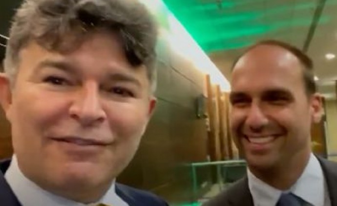 O deputado federal José Medeiros (Podemos) gravou um vídeo com o filho do presidente Jair Bolsonaro