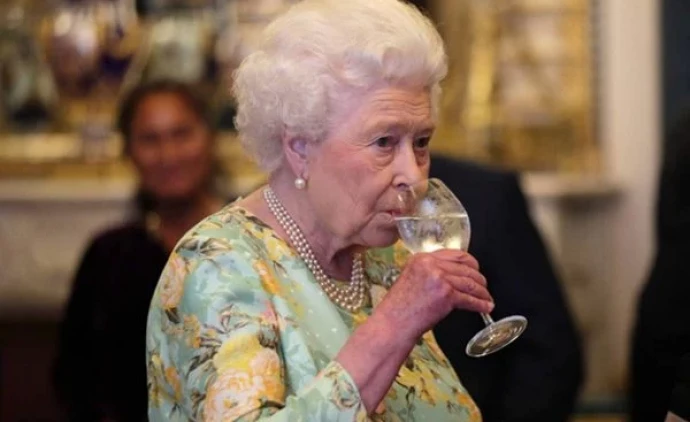 Rainha Elizabeth bebe quatro drinques por dia: veja quais