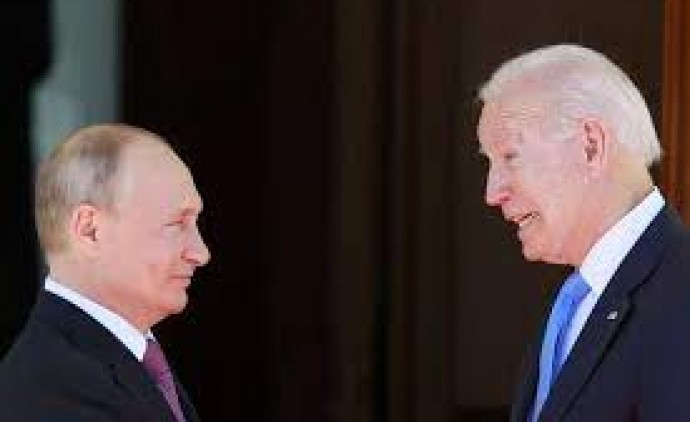 Biden afirma a Putin que ataque à Ucrânia teria 'custo severo'