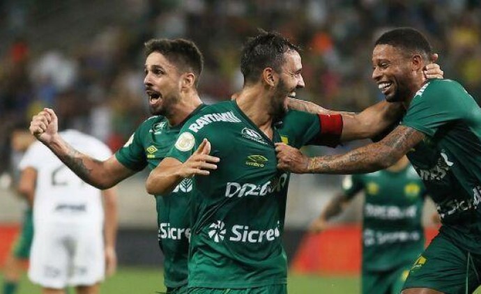 Cuiabá ganha do líder Corinthians e sai da zona de rebaixamento