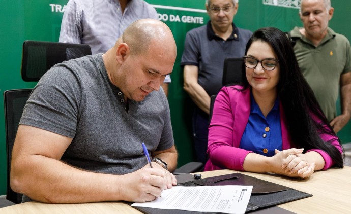 Prefeito sanciona lei de Samantha Iris para conscientização sobre doenças oculares