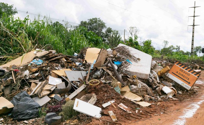 Prefeitura registra descarte irregular dez dias após retirar 340 toneladas de lixo em bolsão
