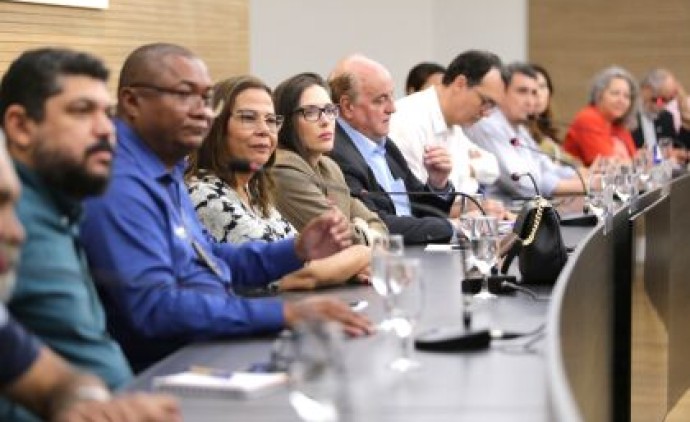 ALMT discute plano de recomposição salarial dos servidores de MT com representantes do comércio