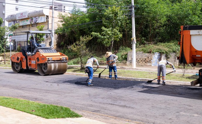 Avenida principal do Residencial Terra Nova recebe tapa-buraco e recapeamento