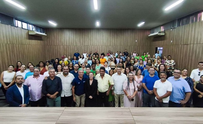 Flávia e Tião assinam projeto de lei que concede recomposição aos profissionais da educação