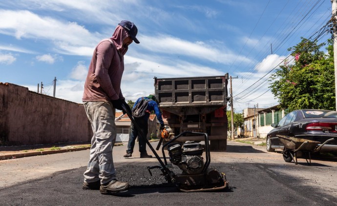 Prefeitura realiza operação tapa-buraco em treze pontos da cidade