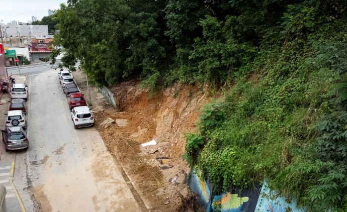Morro do Seminário recebe trabalhos emergenciais para conter deslizamentos