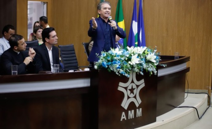 Sérgio Ricardo destaca parceria com AMM nos 42 anos da entidade