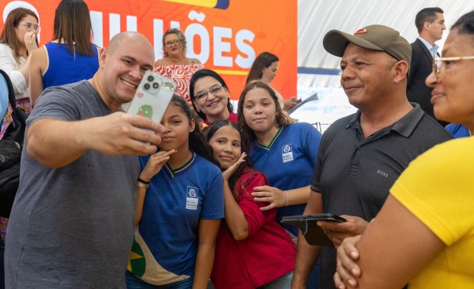 Prefeito e primeira-dama participam de inauguração de escolas no Pedra 90