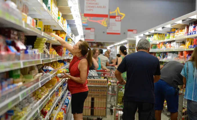 Inflação perde força pelo 2º mês seguido e fecha abril em 0,43%