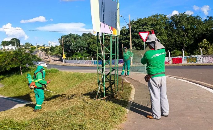 Avenida Prefeito Murilo Domingos e ciclovia recebem serviços de zeladoria