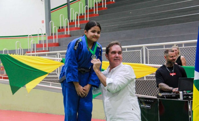 Prefeitura premia vencedores dos Jogos Estudantis 2025