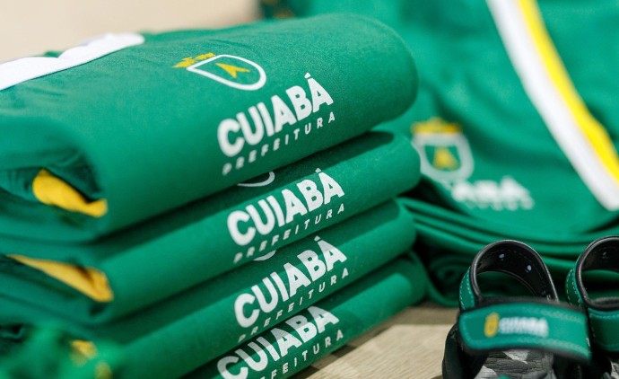 Prefeitura de Cuiabá realiza entrega de uniformes aos estudantes