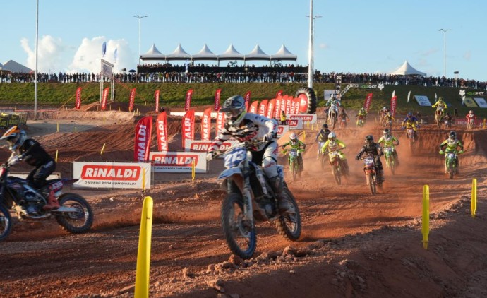 Adrenalina toma conta das arquibancadas durante 3ª etapa do Campeonato Brasileiro de Motocross