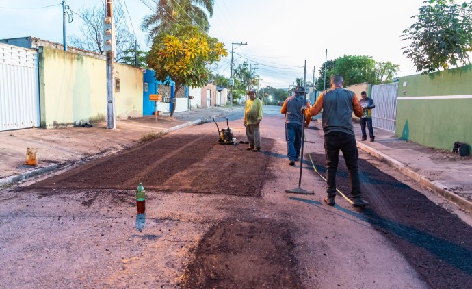 Quatorze bairros recebem operação tapa-buraco em Cuiabá