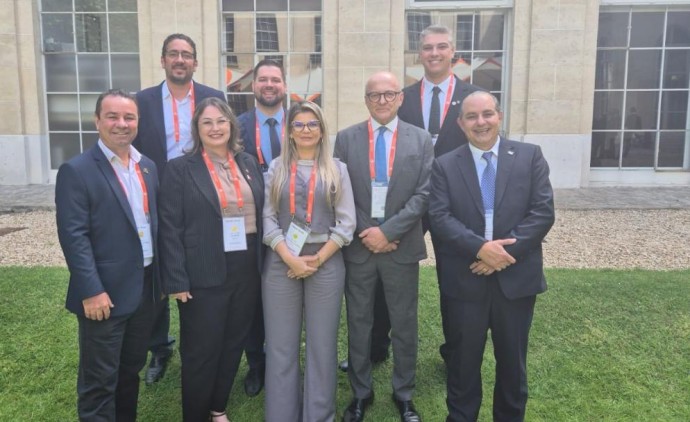 Mato Grosso recebe certificação de zona livre de aftosa sem vacinação em cerimônia em Paris