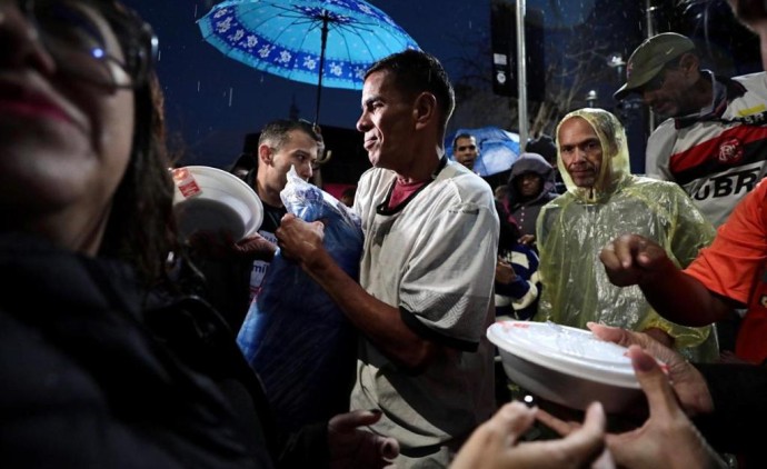 Primeira-dama de MT promove a entrega de alimentos e cobertores para população em situação de vulnerabilidade