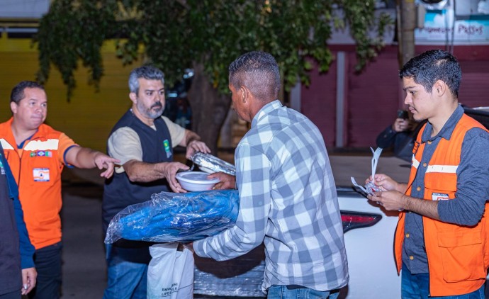 Prefeitura entrega mais de mil cobertores e marmitas em três dias