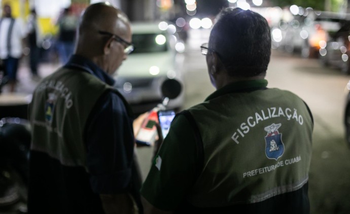 Bares são multados por poluição sonora e mesas na calçada; dois têm atividades suspensas
