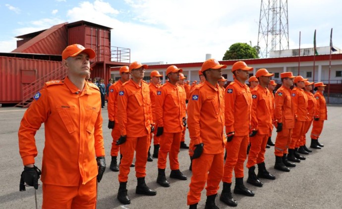 Corpo de Bombeiros de MT adere ao padrão internacional e adota fardamento laranja