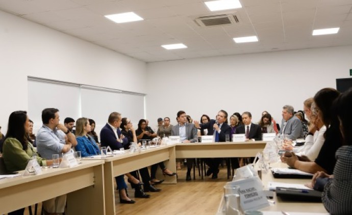 Sérgio Ricardo propõe corte em descontos abusivos e exclusão de operadoras irregulares