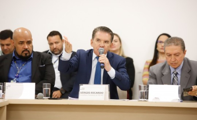Sérgio Ricardo faz alerta ao Governo do Estado e pede suspensão de repasses a empresas ausentes em mesa técnica