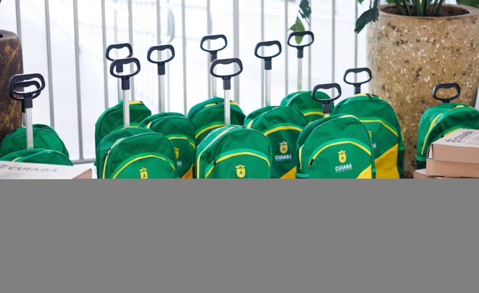 Prefeito acompanha entrega de kits escolares e reforça compromisso com a qualidade