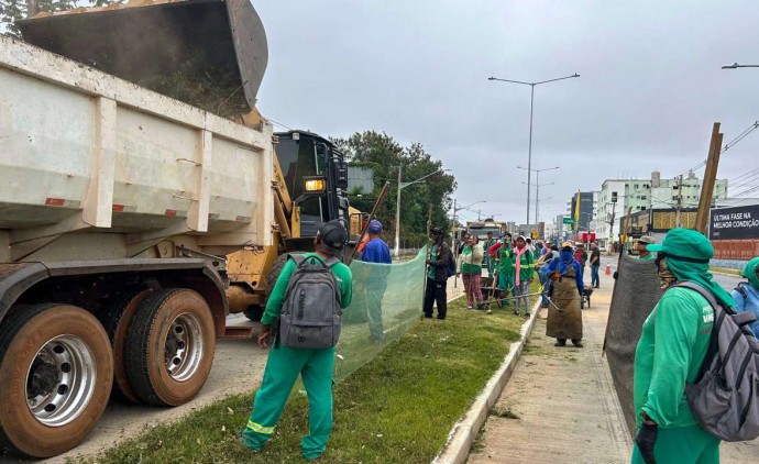Avenida da FEB passa por grande operação de limpeza e revitalização
