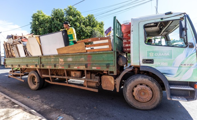 Prefeitura percorre 15 bairros com operação Cata-treco esta semana